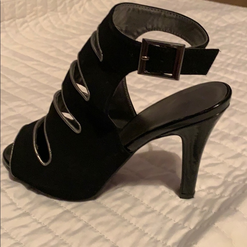 Black open toe heel 6”. - Picture 4 of 5